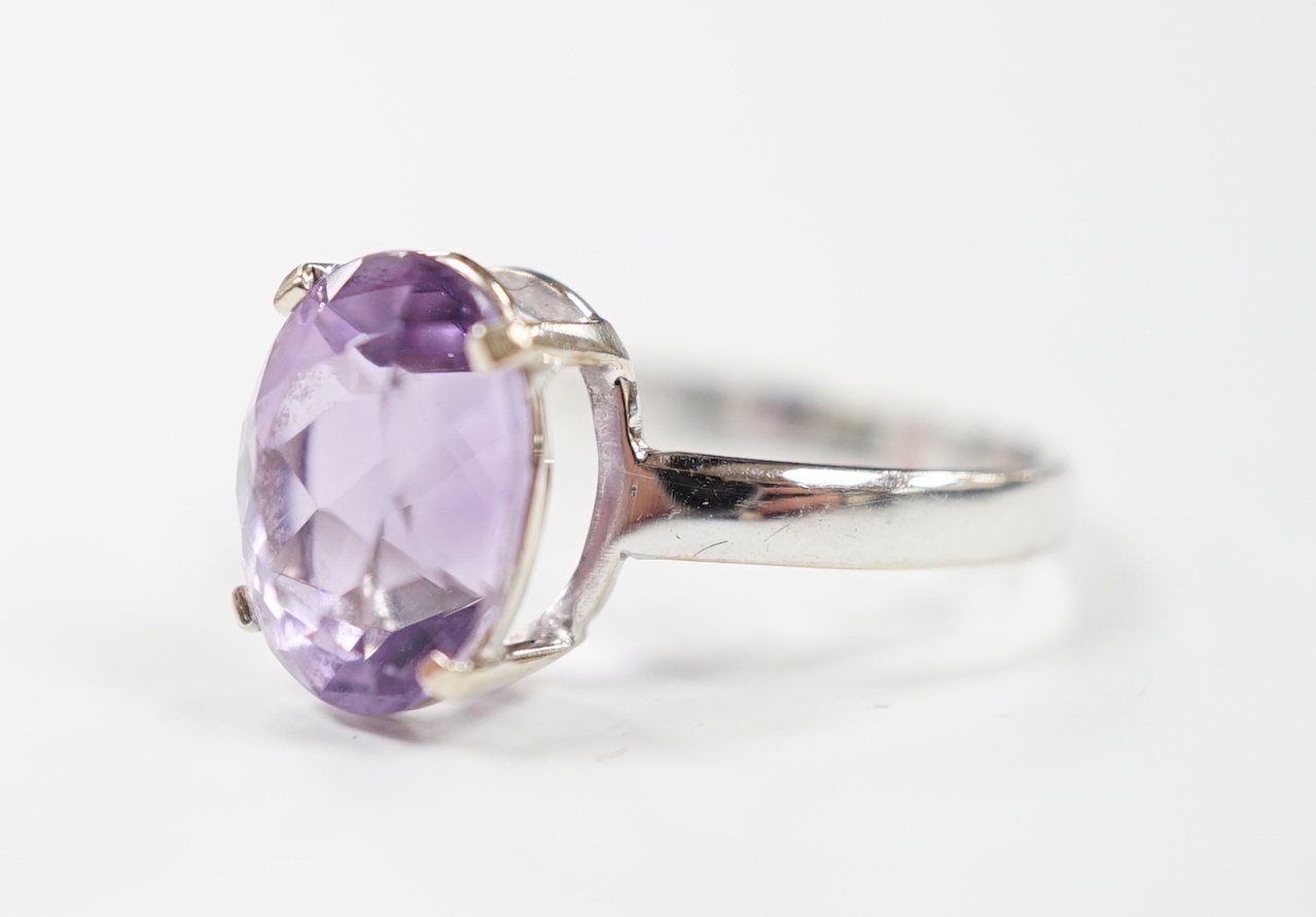 A 750 white metal and oval cut amethyst set ring, size O/P, gross weight 3.1 grams.